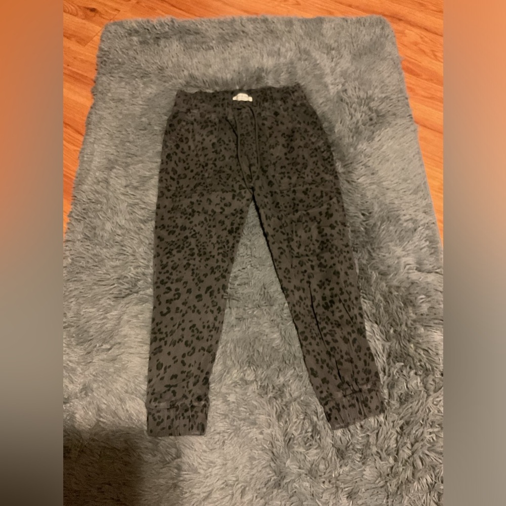 Cloth & Stone Anthropologie Gray Black Leopard Jogger Pants Women’s Size Medium